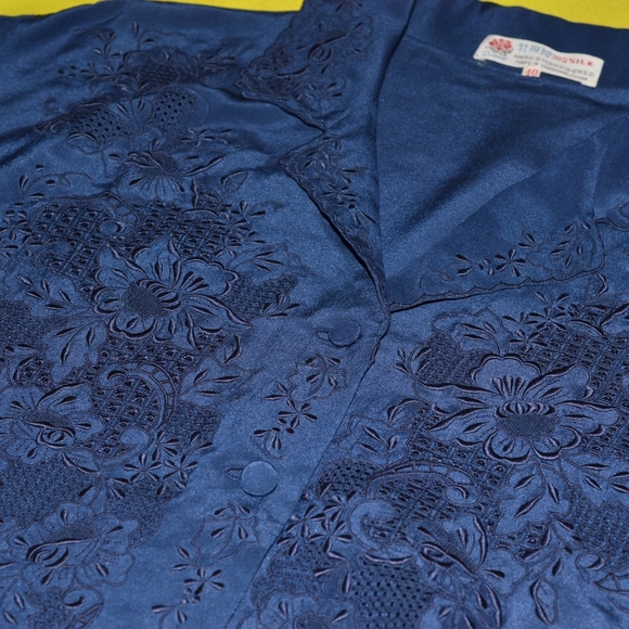 Vintage Blouse Silk PEONY. Hand Embroidered. Made in Shanghai, China. 1950s - Picture 9 of 11